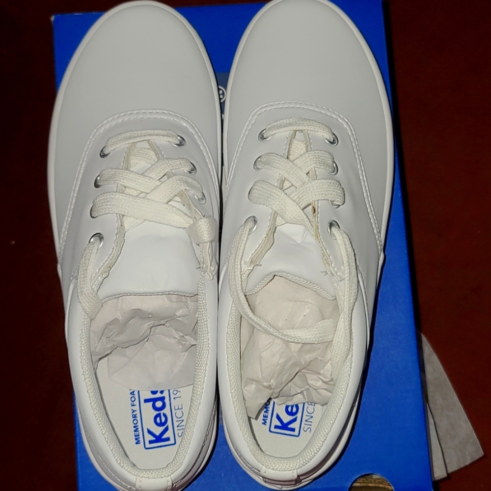 Girls Keds Uniform White Sneaker Shoe Size 4 NWT